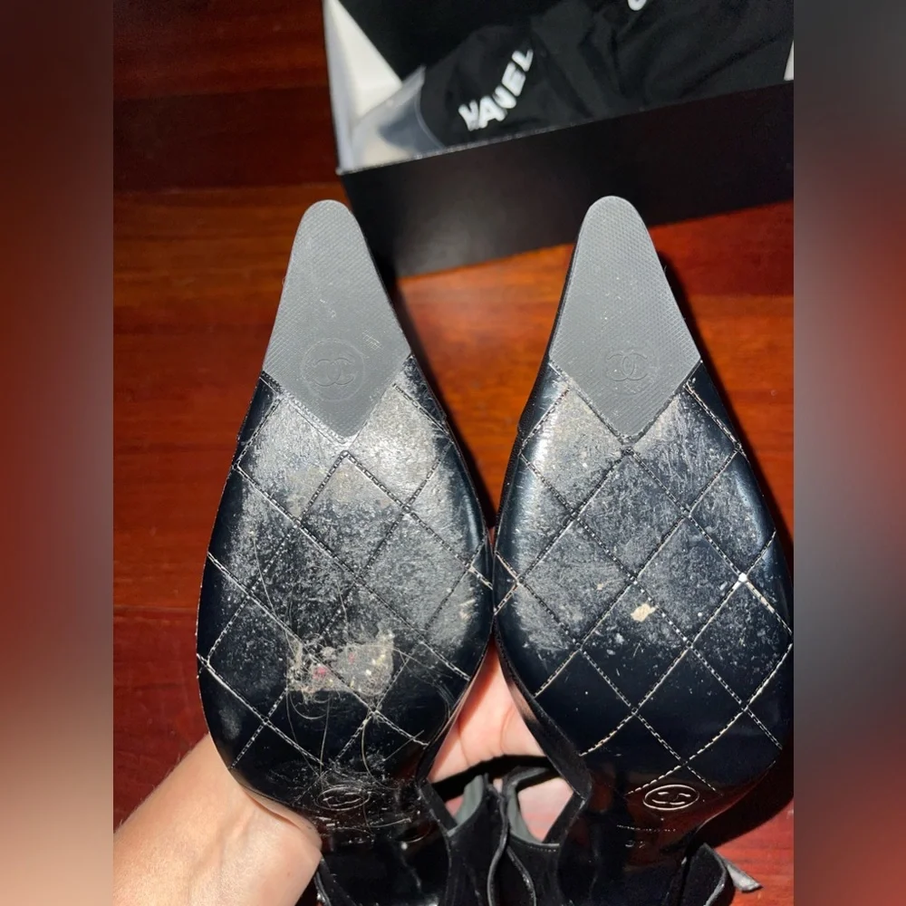Chanel Vintage CC Black Leather Pumps - Picture 9 of 11